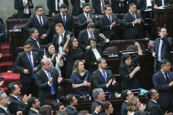 Diputados celebran tras tomar juramento, en el hemiciclo del Congreso en Ciudad de Guatemala.
