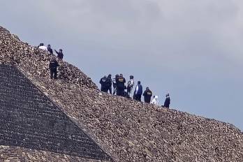 Integrantes de la Policía y peritos forenses resguardan la zona donde se registró un ataque con arma de fuego este lunes, en la zona arqueológica de Teotihuacán (México).