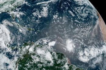 Fotografía satelital cedida por la Oficina Nacional de Administración Oceánica y Atmosférica (NOAA) a través del Centro Nacional de Huracanes (NHC) estadounidense donde se muestra la localización de la tormenta tropical Beryl en la cuenca atlántica.