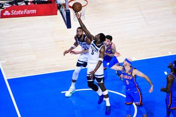 El escolta de los Minnesota Timberwolves Anthony Edwards (centro).