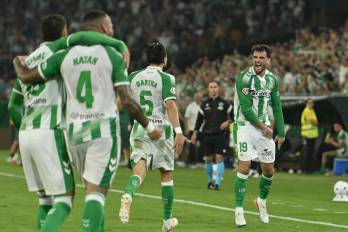 El delantero irlandés del Betis, Troy Parrott (izq.), celebra su gol ante el Real Madrid.