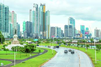 El Gobierno de Panamá mantiene una política de disciplina fiscal con sentido social, orientando la inversión hacia sectores prioritarios como salud, educación y protección social.