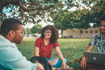 Acreditar una universidad es un paso estratégico para actualizarse con las nuevas tecnologías digitales, validando las expectativas de los empleadores y protegiendo el futuro de los estudiantes.