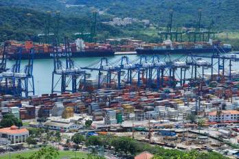 En Panamá, la subsidiaria de CK Hutchison Holdings Limited administra los puertos de Balboa (Panamá) y Cristóbal (Colón).