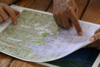 Personal de la Arap junto a pescadores revisan la ubicación geográfica de los tres polígonos de comanejo vigentes (Veraguas, Panamá y Los Santos).