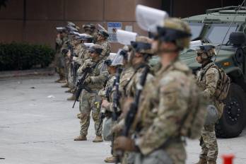 Miembros de la Guardia Nacional realizan formación frente al edificio federal en Los Ángeles.