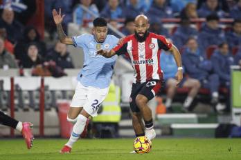 Bryan Mbeumo, ex del Brentford, (der.).