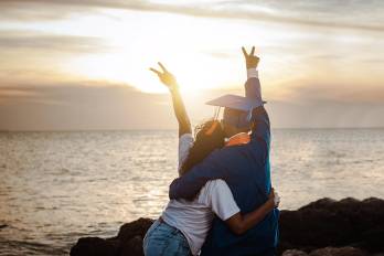 Joven festejando su logro al graduarse.