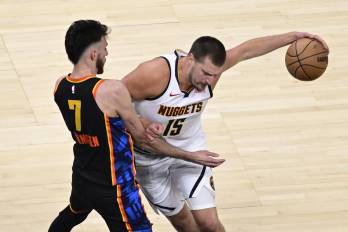 El pívot de los Nuggets Nikola Jokic (der.).