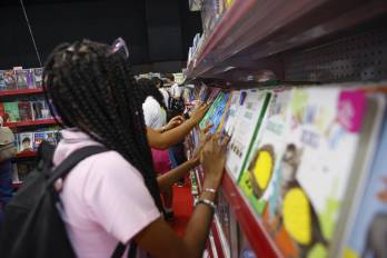 Una mujer observa un libro en la XX Feria Internacional del Libro en el Centro de Convenciones ATLAPA este 13 de agosto de 2024, en Ciudad de Panamá.