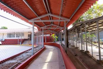 Parte de los trabajos de mantenimiento incluyen el aumento del nivel del techo y la cubierta.