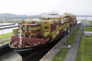 Buque portacontenedores transita, este lunes por las esclusas de Cocolí, en Ciudad de Panamá.