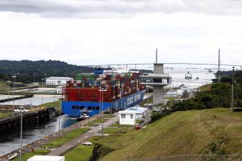 Fotografía del 23 de junio de 2025 de un buque de carga en el canal de Panamá, en la provincia de Colón (Panamá).