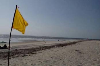 Bandera de advertencia en playas del Pacífico central debido al riesgo por corrientes de retorno.