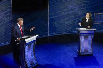 La vicepresidenta y candidata demócrata a la Casa Blanca, Kamala Harris, y el expresidente y candidato republicano Donald Trump, durante el debate.