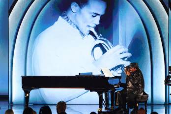Herbie Hancock y Stevie Wonder actúan en el escenario durante la 67.ª edición de los premios Grammy.