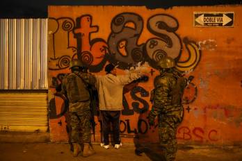 Militares ecuatorianos en un operativo de control de armas en Quito, Ecuador, en una fotografía de archivo. EFE/José Jácome