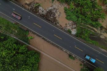 Fotografía aérea donde se observa una zona inundada por el desborde de un río en Metalío (El Salvador)