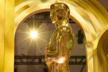 Detalle de una estatuilla a escala humana registrada este martes, 5 de marzo, que hará parte de la decoración de la alfombra roja que recibirá, el próximo domingo 10 de marzo, a los nominados e invitados a la 96 edición de los premios Óscar.