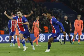 El jugador del PSG Vitinha (izq.) celebrando uno de los tantos al FC Barcelona.