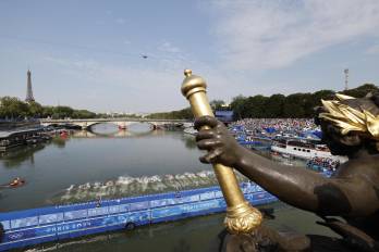 Atletas compiten en el triatlon masculino en el río Sena.