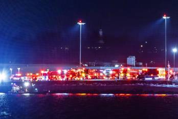 Equipos de rescate se reúnen para responder a un accidente aéreo en el río Potomac, cerca del Aeropuerto Nacional Ronald Reagan en Washington, D. C.