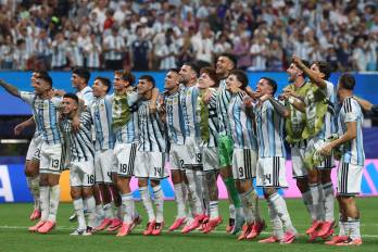 La selección de Argentina celebrando su pase a los cuartos de final.