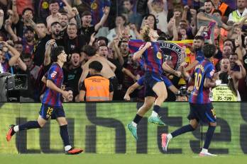 Jugadores del Barcelona celebrando el tanto de Fermín López.