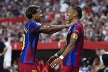 El delantero del Barcelona Raphinha (der.) celebra con Lamine Yamal uno de los goles ante el Sevilla.