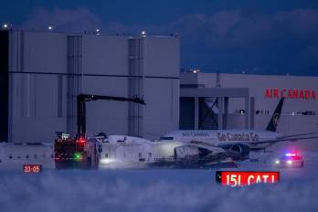Los equipos de emergencia se reúnen en el lugar del accidente donde un vuelo de Delta Air Lines se volcó mientras aterrizaba en el Aeropuerto Internacional Toronto Pearson en Mississauga, Canadá, el 17 de febrero de 2025.