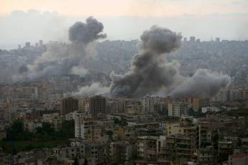 Foto archivo. Una nube de humo surge de la ciudad libanesa de Beirut tras un ataque aéreo israelí.