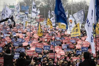 Decenas de miles de médicos coreanos en las calles de Seúl protestando contra un plan de reforma del sector.