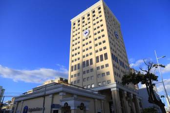La demanda contra la entidad bancaria es por daños materiales y morales.