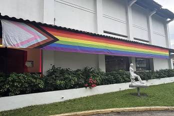 La Fundación Iguales desplegó el pasado 5 de junio la bandera del Orgullo LGBTIQ+ en el Museo de Arte Contemporáneo.