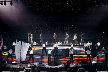 Una fotografía facilitada por BigHit Music muestra al grupo surcoreano de K-pop BTS actuando en el segundo día de su serie de tres conciertos en el Estadio Goyang, al noroeste de Seúl, Corea del Sur.