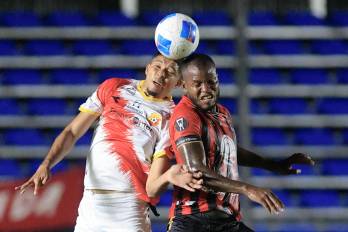 Joseph Cox, del Sporting San Miguelito, disputa el balón con Getsel Montes, de Herediano, durante un partido de la fase de grupos de la Copa Centroamericana Concacaf.