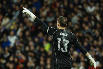 El guardameta del Real Madrid Lunin durante el partido de LaLiga de fútbol equivalente a la jornada 15 en el estadio Santiago Bernabéu en una foto de archivo de Mariscal. EFE
