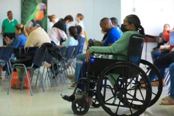 La discapacidad se incrementa significativamente a partir de los 50 años, con un predominio marcado del sexo femenino.