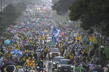 Personas participan en una manifestación por la amnistía para el expresidente de Brasil, Jair Bolsonaro, y otros involucrados en el intento de golpe de Estado del 8 de enero de 2023, este domingo en Brasilia (Brasil).