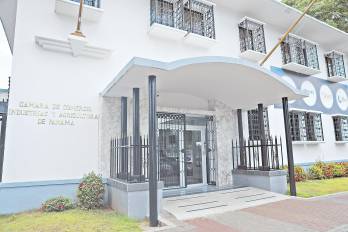 En la sede de la Cámara de Comercio, el presidente del gremio, Aurelio Barría, abordó ante medios locales diversos temas de la economía nacional.