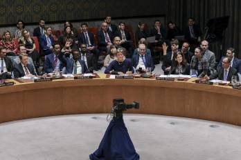Los representantes de los miembros del Consejo de Seguridad levantan o no levantan la mano para indicar su voto durante una reunión del Consejo de Seguridad que discute la guerra en Ucrania en la sede de las Naciones Unidas.
