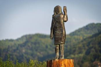 Una estatua de bronce de la primera dama de Estados Unidos, Melania Trump.