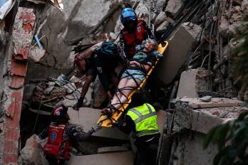 Más de 300 rescatistas estadounidenses y equipos caninos participan en la búsqueda de sobrevivientes, mientras continúa la emergencia en las zonas afectadas por los sismos.