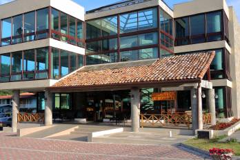 La biblioteca cuenta con más de 3.000 usuarios registrados y una colección de más de 17.000 libros.