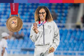 La atleta panameña Nathalee Aranda muestra la medalla de bronce conquistada en la prueba de salto largo durante los XXV Juegos Centroamericanos y del Caribe Santo Domingo 2026.