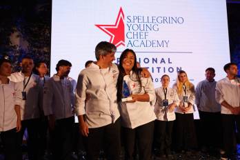 Gabriela Sarmiento celebra el triunfo junto a su mentor, el chef Rubén Escudero.