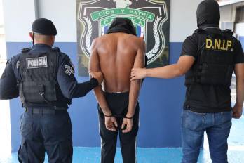 Irving Xavier Rodríguez Rivas al momento de su conducción por unidades de la Policía Nacional en Pan de Azúcar.