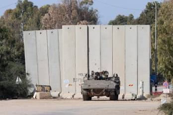 Un blindado israelí frente al muro que separa la Franja de Gaza y el Estado de Israel.