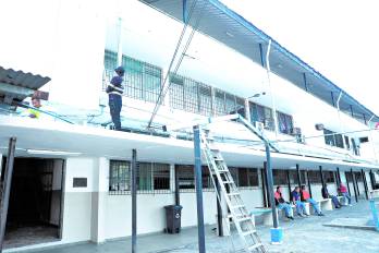 Según el Meduca el 99% de los planteles están listos para el año lectivo 2026, docentes discrepan de esta cifra.