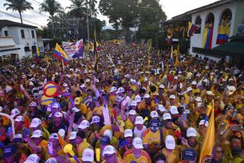 Seguidores del candidato ultraderechista Abelardo de la Espriella participan en el cierre de campaña este domingo, en Buga (Colombia).
